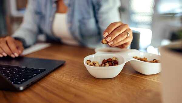 How to Make Healthy Snack Choices Throughout the Day