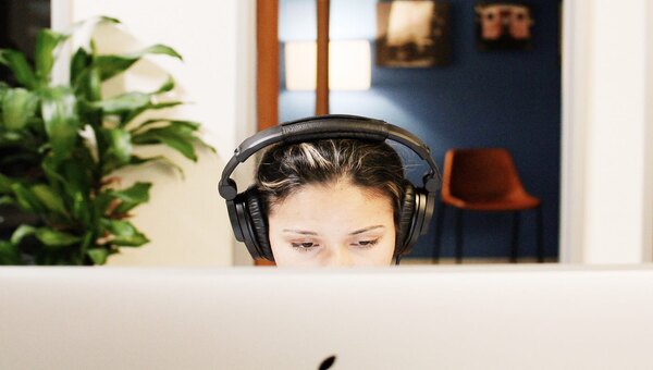 Maximizing Productivity: Dos and Don’ts of Listening to Music